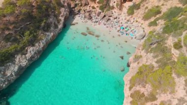 İspanya, Balearic Adaları, Mallorca 'daki Calo des Moro körfezinin havadan görüntüsü. Turkuaz su limanı ve beyaz kumsal sahili ile Akdeniz kıyılarını sersemletiyor. Mallorca seyahat noktaları
