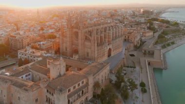 Santa Maria Katedrali, Palma de Mallorca, Mallorca, Balear Adaları, İspanya. Güneş doğarken Majorca 'daki Columbarios La Seu' nun hava manzarası.. 