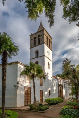 Tenerife Kanarya Adası 'ndaki Icod de los Vinos kasabasındaki San Marcos Plaza' daki 16. yüzyıl Kilise Kilisesi..
