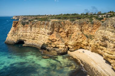 Beyaz kumlu güzel okyanus kıyısı Praia do Vale de Centeanes plajı ve Güney Portekiz 'deki kayalık kayalıklar..