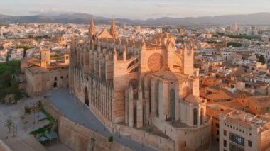 Santa Maria Katedrali, Palma de Mallorca, Mallorca, Balear Adaları, İspanya. Güneş doğarken Majorca 'daki Columbarios La Seu' nun hava manzarası.. 