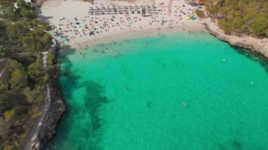 İspanya 'nın Balear Adaları, Mallorca' daki turkuaz deniz suyuyla Cala Mondrago sahilinin hava manzarası. Akdeniz kıyısında beyaz kumlu güzel bir sahil. Mallorca seyahat yeri