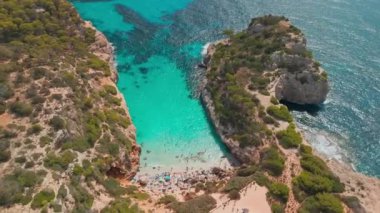 İspanya, Balearic Adaları, Mallorca 'daki Calo des Moro körfezinin havadan görüntüsü. Turkuaz su limanı ve beyaz kumsal sahili ile Akdeniz kıyılarını sersemletiyor. Mallorca seyahat noktaları