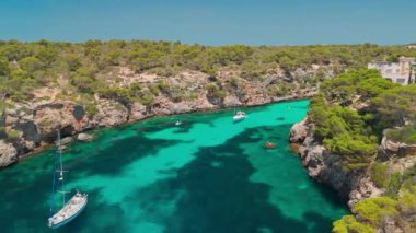 İspanya, Balearic Adaları, Mallorca 'daki Cala Pi Körfezi' nin hava manzarası. Turkuaz su limanı ve beyaz kumsal sahili ile Akdeniz kıyılarını sersemletiyor. Mallorca seyahat noktaları