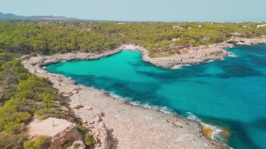 İspanya 'nın Balearic Adaları, Mallorca' da turkuaz deniz suyuyla küçük sevimli Calo des Borgit plajının hava manzarası. Akdeniz kıyısında beyaz kumlu güzel bir sahil. Mallorca seyahat yeri