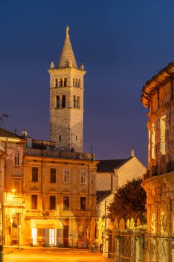 Geceleri Hırvatistan 'ın Istria Yarımadası' ndaki Aziz Anthony Kilisesi ve Pula Tarihi Roma Amfitiyatrosu. UNESCO Dünya Mirası