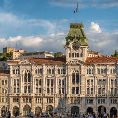 Trieste, İtalya - 29 Ekim 2023: İtalya 'nın Friuli Venezia Giulia bölgesindeki Piazza Unita d Italia Meydanı' ndaki Trieste belediye binası. Kuzey Doğu İtalya 'da bir liman kenti olan Trieste' deki İtalya Meydanı 'nın Ana Birliği.