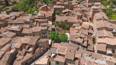 Fornalutx, Mallorca, Balear Adaları, İspanya. Taştan evler, kırsal çatılar, Fornalutx, Mayorka, İspanya 'nın hava manzaralı dağ köyü..