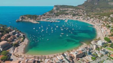 İspanya 'nın Balearic Adaları, Mallorca' daki Port de Soller tatil köyünün havadan görünüşü. İçinde demirli yatlar olan cennet turkuaz bir göl. Mayorka, İspanya.