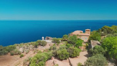 Cova de Sa Forada doğal kaya oluşumunun Akdeniz, Son Marroig, Mallorca, Balearic Adaları, İspanya 'daki hava görüntüsü. İHA, Mayorka 'daki Sa Forada yarımadasının görüntülerini ortaya çıkardı. 