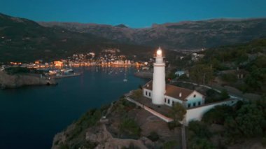 İspanya 'nın Balearic Adaları, Mallorca' daki Port de Soller tatil köyü ile birlikte gece Faro de Cabo Gordo deniz fenerinin hava görüntüsü. Soller Körfezi girişinde tarihi deniz feneri, Mayorka
