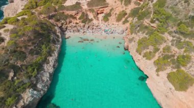 İspanya, Balearic Adaları, Mallorca 'daki Calo des Moro körfezinin havadan görüntüsü. Turkuaz su limanı ve beyaz kumsal sahili ile Akdeniz kıyılarını sersemletiyor. Mallorca seyahat noktaları