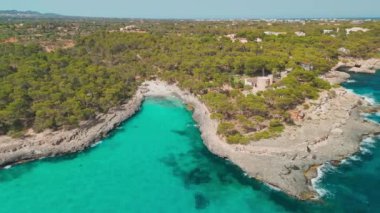 İspanya 'nın Balearic Adaları, Mallorca' da turkuaz deniz suyuyla küçük sevimli Calo des Borgit plajının hava manzarası. Akdeniz kıyısında beyaz kumlu güzel bir sahil. Mallorca seyahat yeri