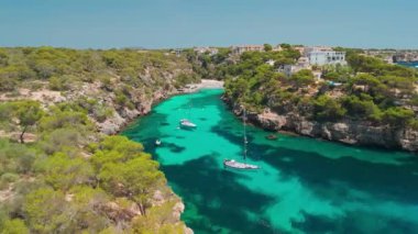 İspanya, Balearic Adaları, Mallorca 'daki Cala Pi Körfezi' nin hava manzarası. Turkuaz su limanı ve beyaz kumsal sahili ile Akdeniz kıyılarını sersemletiyor. Mallorca seyahat noktaları