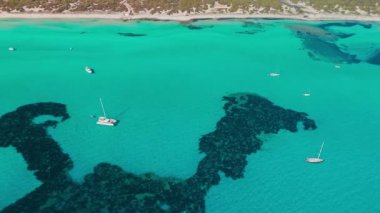 İspanya 'nın Balear Adaları, Mallorca' daki çarpıcı Akdeniz kıyılarının hava manzarası. Mallorca adasının turkuaz sularında huzur içinde demirlemiş yelkenliler..