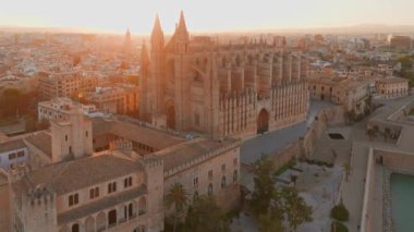 Santa Maria Katedrali, Palma de Mallorca, Mallorca, Balear Adaları, İspanya. Güneş doğarken Majorca 'daki Columbarios La Seu' nun hava manzarası.. 