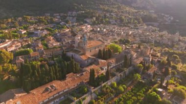 Mayorka 'daki tarihi Kartaca Manastırı Valldemossa' nın havadan görünüşü. Valldemossa Charterhouse, gün batımında, Mallorca, Balearic adaları, İspanya. Gün doğumunda Valldemossa 'nın güzel şehir manzarası