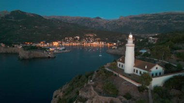 İspanya 'nın Balearic Adaları, Mallorca' daki Port de Soller tatil köyü ile birlikte gece Faro de Cabo Gordo deniz fenerinin hava görüntüsü. Soller Körfezi girişinde tarihi deniz feneri, Mayorka
