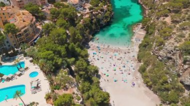 İspanya, Balear Adaları, Mallorca 'daki Cala Pi Körfezi' nin havadan görünüşü. Turkuaz su limanı ve beyaz kumsal sahili ile Akdeniz kıyılarını sersemletiyor. Mallorca seyahat noktaları