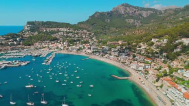 İspanya 'nın Balearic Adaları, Mallorca' daki Port de Soller tatil köyünün havadan görünüşü. İçinde demirli yatlar olan cennet turkuaz bir göl. Mayorka, İspanya.