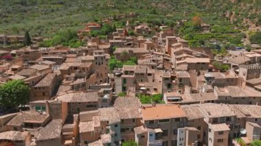 Fornalutx, Mallorca, Balear Adaları, İspanya. Taştan evler, kırsal çatılar, Fornalutx, Mayorka, İspanya 'nın hava manzaralı dağ köyü..