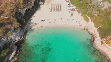 İspanya 'nın Balearic Adaları, Mallorca' daki Cala Llombards plajının yukarıdan görünüşü. Turkuaz su limanı ve beyaz kumsal sahili ile Akdeniz kıyılarını sersemletiyor. Mallorca seyahat noktaları