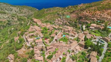 Deia Town, Mallorca, Balear Adaları, İspanya. Taştan evler ve kırsal çatıları olan pitoresk dağ köyünün havadan görünüşü, Deia, Mayorka, İspanya.
