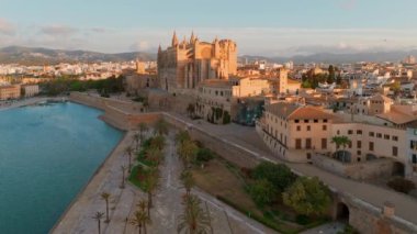 Santa Maria Katedrali, Palma de Mallorca, Mallorca, Balear Adaları, İspanya. Güneş doğarken Majorca 'daki Columbarios La Seu' nun hava manzarası.. 