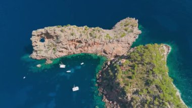 Cova de Sa Forada doğal kaya oluşumunun Akdeniz, Son Marroig, Mallorca, Balearic Adaları, İspanya 'daki hava görüntüsü. İHA, Mayorka 'daki Sa Forada yarımadasının görüntülerini ortaya çıkardı. 