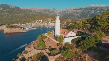 İspanya 'nın Balearic Adaları, Mallorca' daki Port de Soller tatil köyü ile Faro de Cabo Gordo deniz fenerinin hava manzarası. Soller Körfezi girişinde tarihi deniz feneri, Mayorka