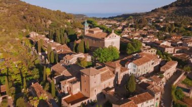 Mayorka 'daki tarihi Kartaca Manastırı Valldemossa' nın havadan görünüşü. Valldemossa Charterhouse, gün batımında, Mallorca, Balearic adaları, İspanya. Gün doğumunda Valldemossa 'nın güzel şehir manzarası