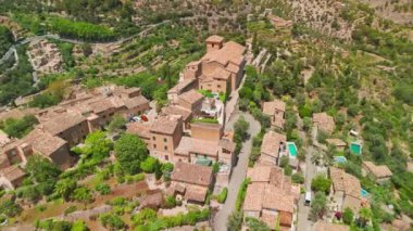 Deia Town, Mallorca, Balear Adaları, İspanya. Taştan evler ve kırsal çatıları olan pitoresk dağ köyünün havadan görünüşü, Deia, Mayorka, İspanya.