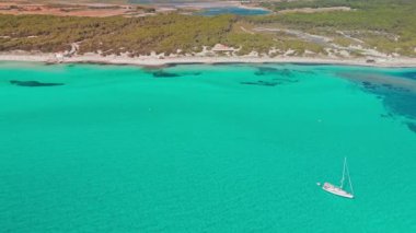 İspanya 'nın Balear Adaları, Mallorca' daki çarpıcı Akdeniz kıyılarının hava manzarası. Mallorca adasının turkuaz sularında huzur içinde demirlemiş yelkenliler..