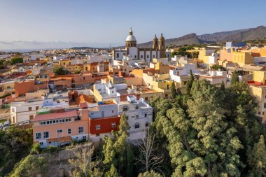 Aguimes şehri, San Sebastian Kilisesi, Büyük Kanarya, Kanarya Adası, İspanya. Gran Canaria adasındaki Aguimes kasabasının hava manzarası.