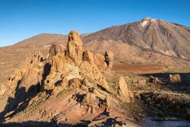 Volkan manzarası, Tenerife, Kanarya adaları, İspanya. Tenerife adasındaki El Teide Ulusal Parkı. Volkanik kaya oluşumları ve ünlü Pico del Teide volkan zirvesi.