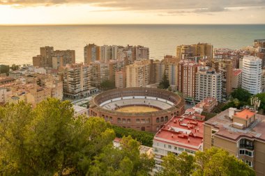 Gündoğumunda Malaga şehri, Endülüs, İspanya. Malaga 'nın şehir merkezindeki en iyi manzarası Malaga, İspanya' nın Malaga şehrinde bulunan Plaza de Toros de La Malagueta arenasında..