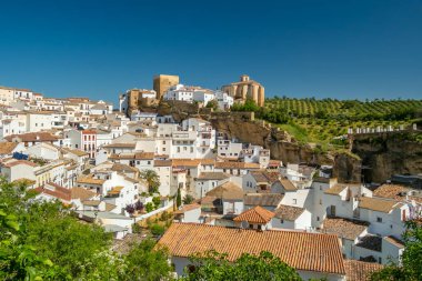 Setenil de las Bodegas, İspanya 'nın Endülüs eyaletinde, mavi gökyüzü ile güneşli bir günde mağara evleri olan bir köy..