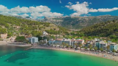 İspanya 'nın Balearic Adaları, Mallorca' daki Port de Soller tatil köyünün havadan görünüşü. İçinde demirli yatlar olan cennet turkuaz bir göl. Mayorka, İspanya.