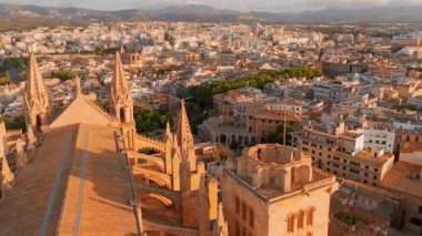 Santa Maria Katedrali, Palma de Mallorca, Mallorca, Balear Adaları, İspanya. Güneş doğarken Majorca 'daki Columbarios La Seu' nun hava manzarası.. 