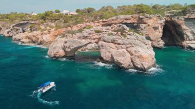 Es Pontas 'ın Mallorca adasındaki Akdeniz' deki kaya yayı görüntüsü. Mallorca, Balear Adaları, İspanya, Santanyi sahilinde doğal bir dönüm noktası. Mallorca Geçidi denilen büyük bir kaya parçası.