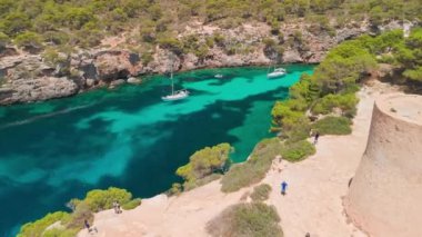 İspanya, Balearic Adaları, Mallorca 'daki Cala Pi Körfezi' nin hava manzarası. Turkuaz su limanı ve beyaz kumsal sahili ile Akdeniz kıyılarını sersemletiyor. Mallorca seyahat noktaları