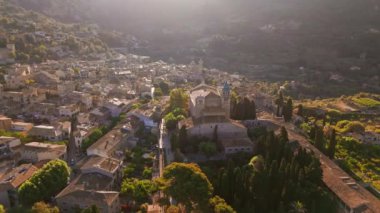 Mayorka 'daki tarihi Kartaca Manastırı Valldemossa' nın havadan görünüşü. Valldemossa Charterhouse, gün batımında, Mallorca, Balearic adaları, İspanya. Gün doğumunda Valldemossa 'nın güzel şehir manzarası
