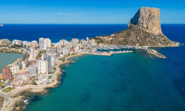Calp kasabasının havadan görünüşü, Alicante, İspanya. Costa Blanca Akdeniz kıyısı. Calpe şehri ve Penon de Ifac doğal parkı ikonik bir kayayla.