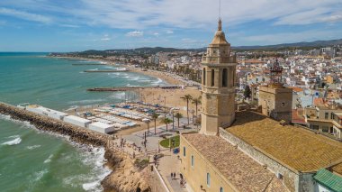 Sitges sahil kasabası ve Iglesia de San Bartolome y Santa Tecla kilisesi güneşli bir günde Katalonya, İspanya