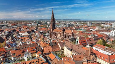 Almanya 'daki Freiburg im Breisgau şehrinin havadan görüntüsü. Eski Freiburg kasabasının görkemli Gotik katedrali ve tarihi binaları..