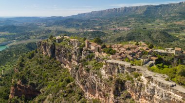 Siurana köyünün havadan görünüşü, İspanya 'daki Siurana Barajı' na bakan Prades Dağları 'ndaki bir yamacın tepesine tünemişti.
