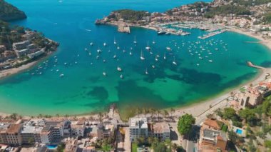 İspanya 'nın Balearic Adaları, Mallorca' daki Port de Soller tatil köyünün havadan görünüşü. İçinde demirli yatlar olan cennet turkuaz bir göl. Mayorka, İspanya.
