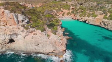 İspanya, Balearic Adaları, Mallorca 'daki Calo des Moro körfezinin havadan görüntüsü. Turkuaz su limanı ve beyaz kumsal sahili ile Akdeniz kıyılarını sersemletiyor. Mallorca seyahat noktaları