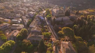 Mayorka 'daki tarihi Kartaca Manastırı Valldemossa' nın havadan görünüşü. Valldemossa Charterhouse, gün batımında, Mallorca, Balearic adaları, İspanya. Gün doğumunda Valldemossa 'nın güzel şehir manzarası