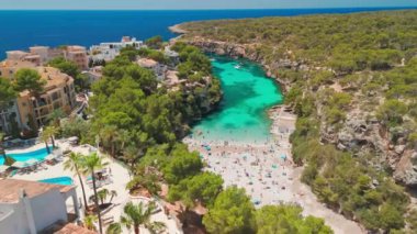 İspanya, Balearic Adaları, Mallorca 'daki Cala Pi Körfezi' nin hava manzarası. Turkuaz su limanı ve beyaz kumsal sahili ile Akdeniz kıyılarını sersemletiyor. Mallorca seyahat noktaları